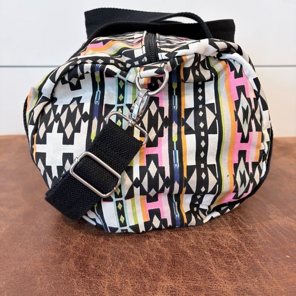 Candie's Bohemian Retro Vintage Geometric Tribal Travel Duffle Gym Bag - Picture 4 of 11